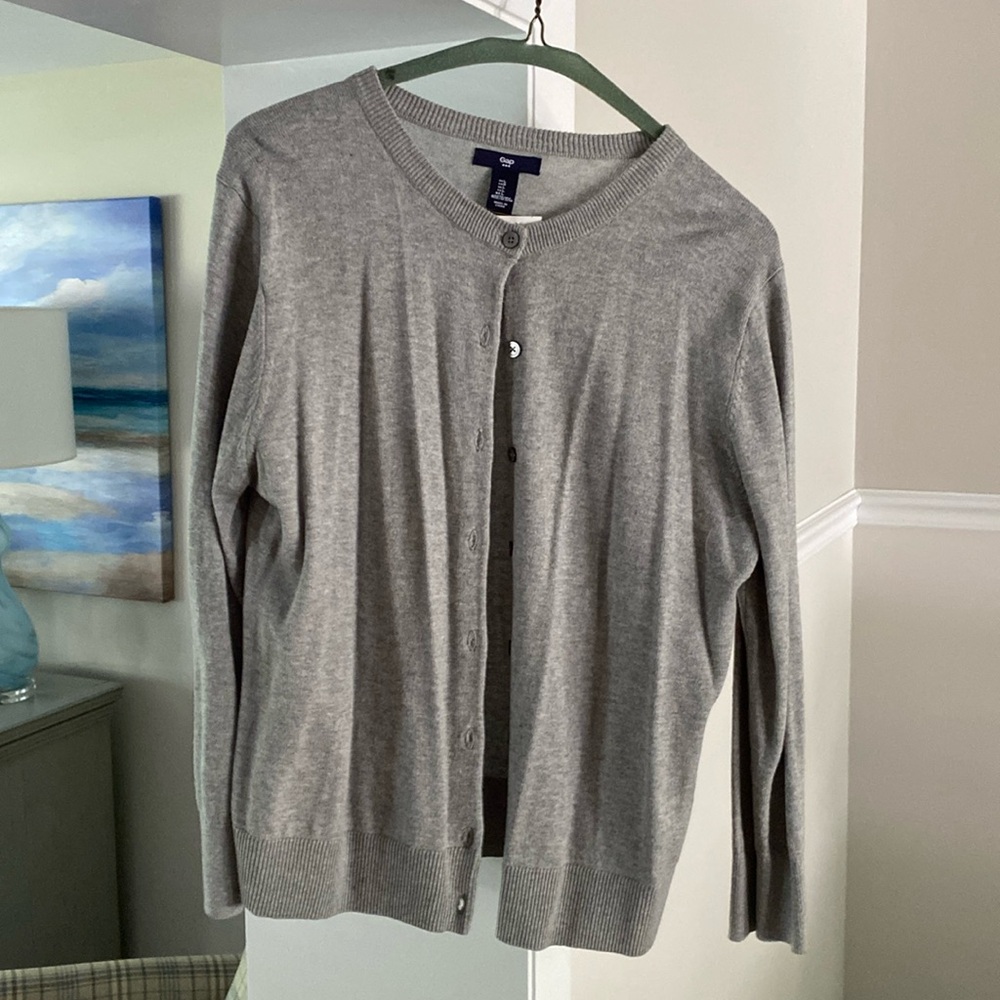 Gap woman’s button down cardigan, gray size large. Never worn, tags on!